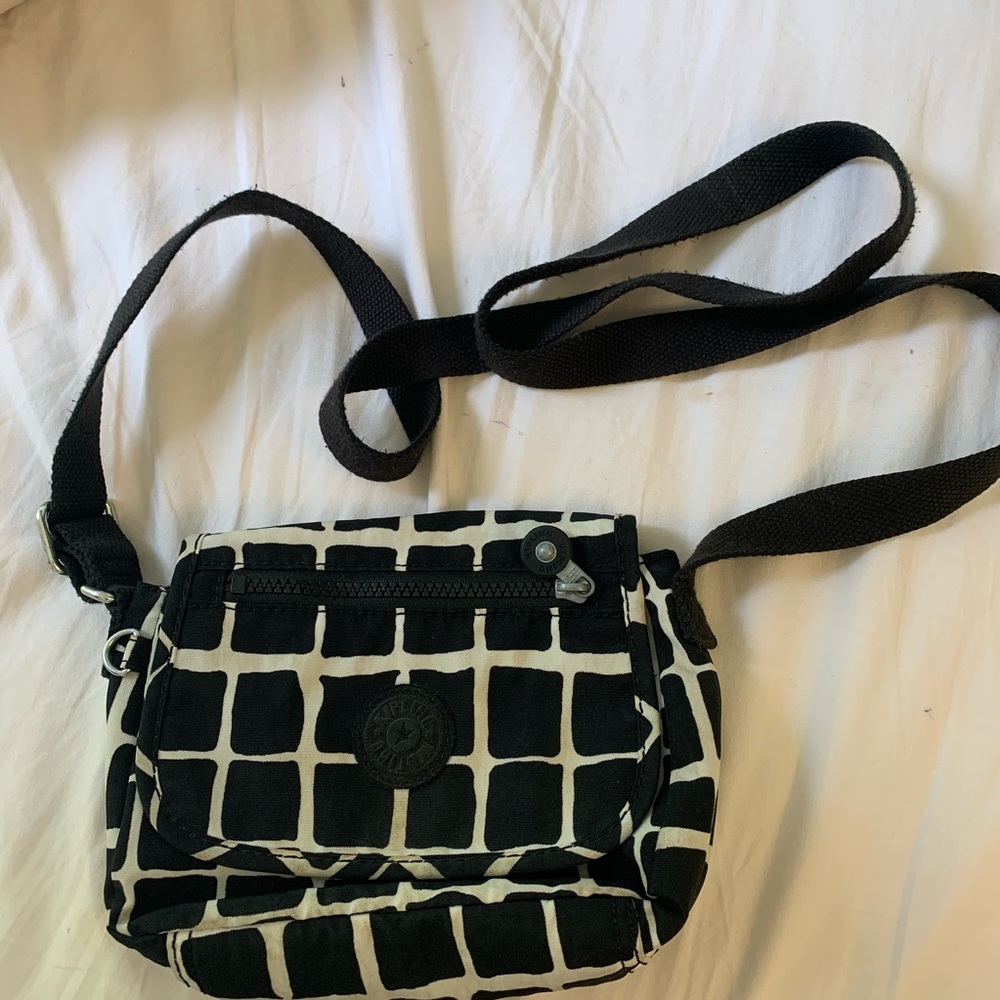 kipling black and white patterned purse ❣️